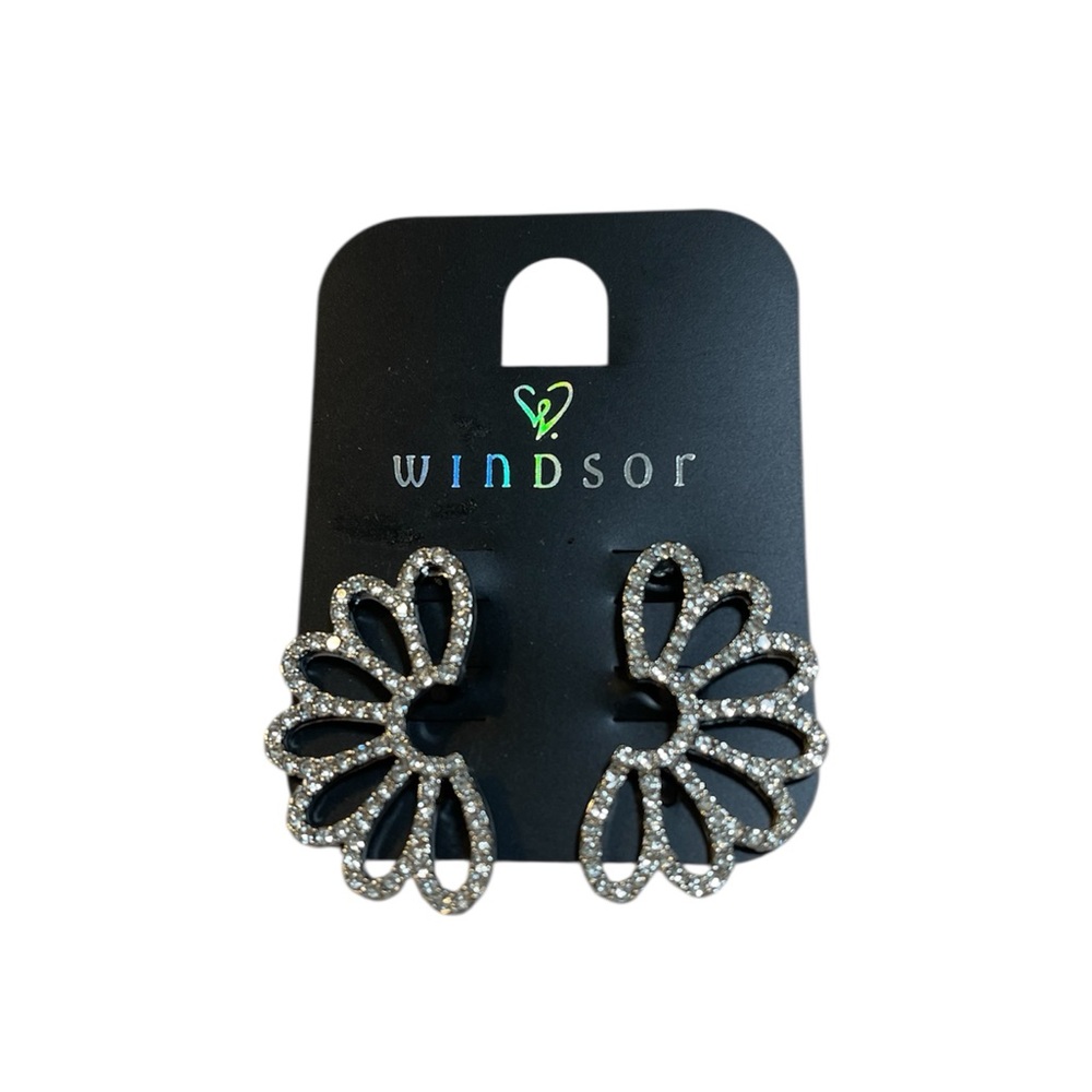 🤑 5/$25 Windsor Silver Petal Earrings NWT